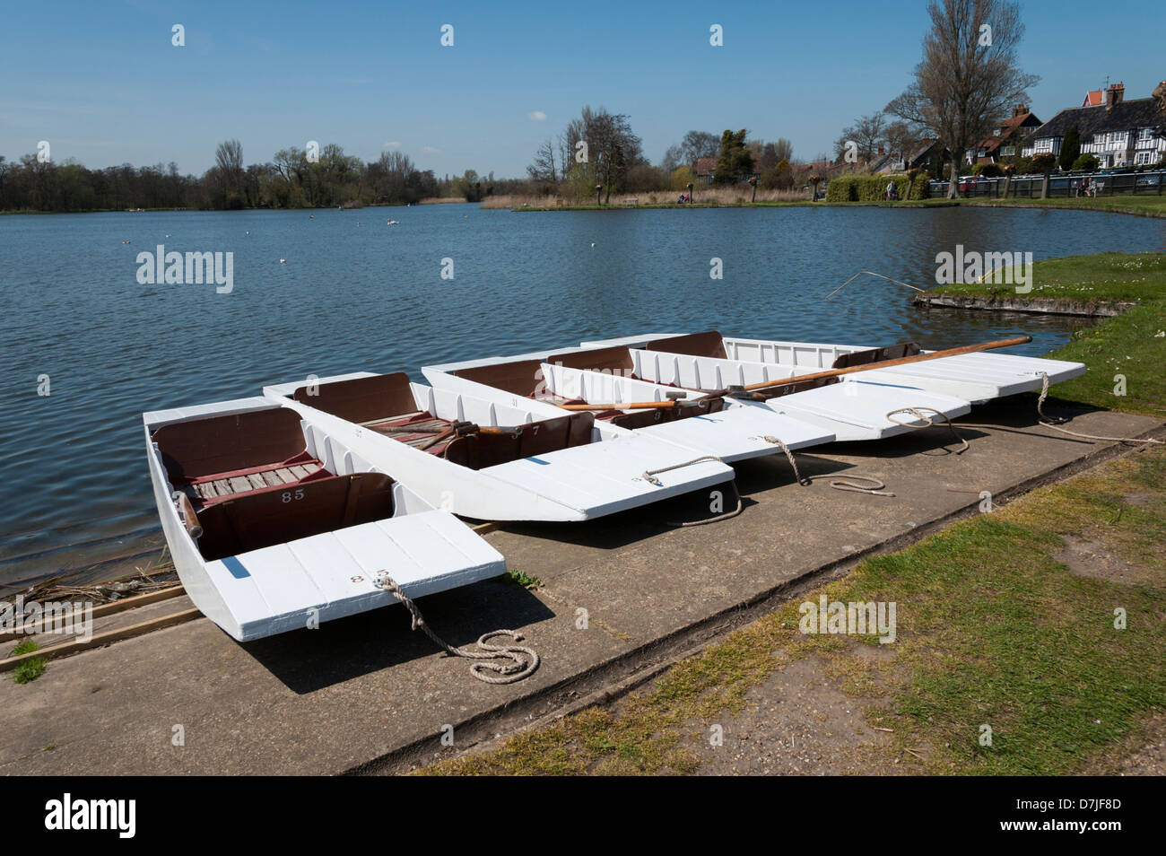 Stocherkähne vertäut am The Meare Thorpeness in der Nähe von Aldeburgh Suffolk UK Stockfoto