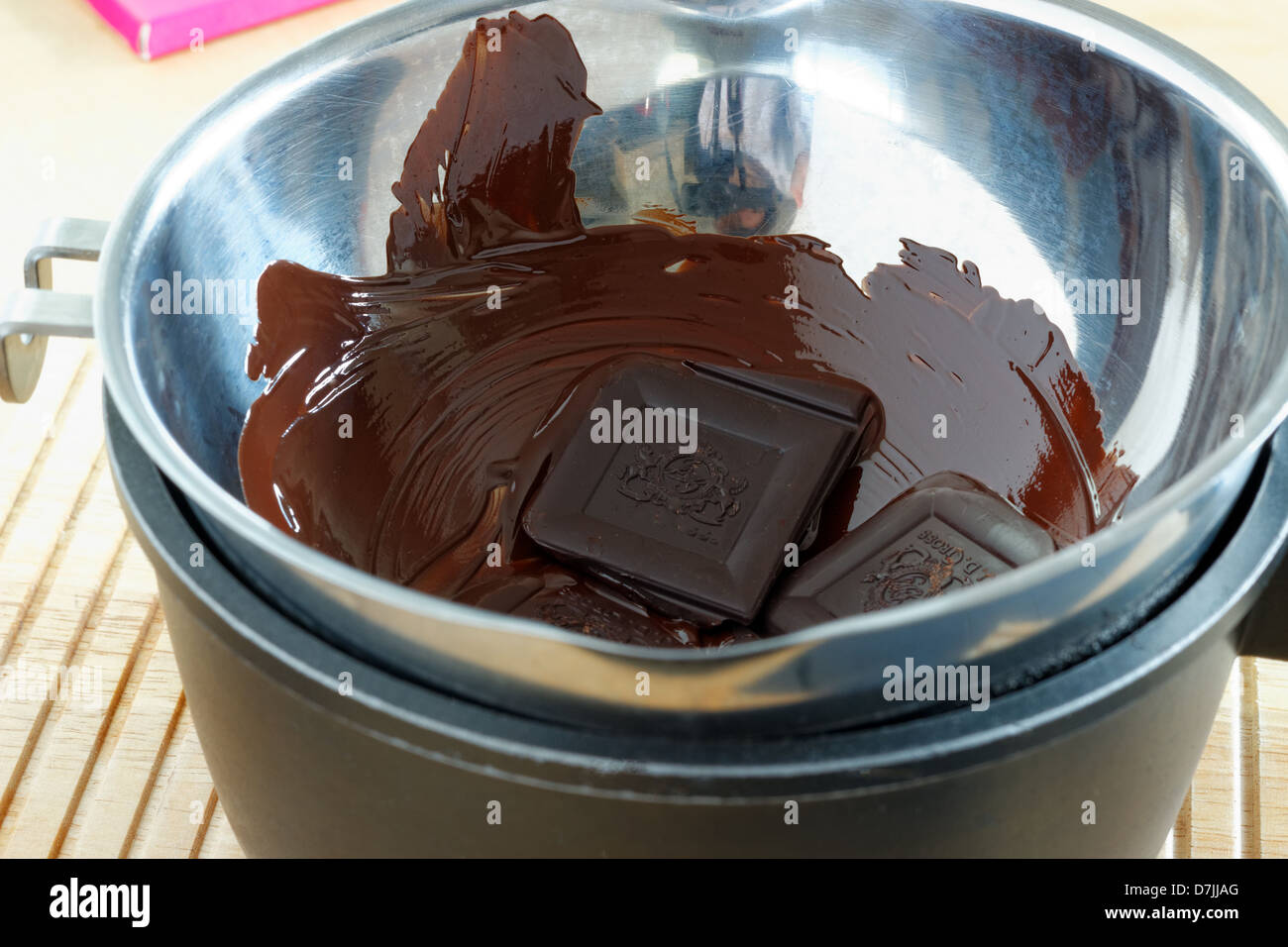 Schokolade schmelzen in einer Bain Marie Stockfoto