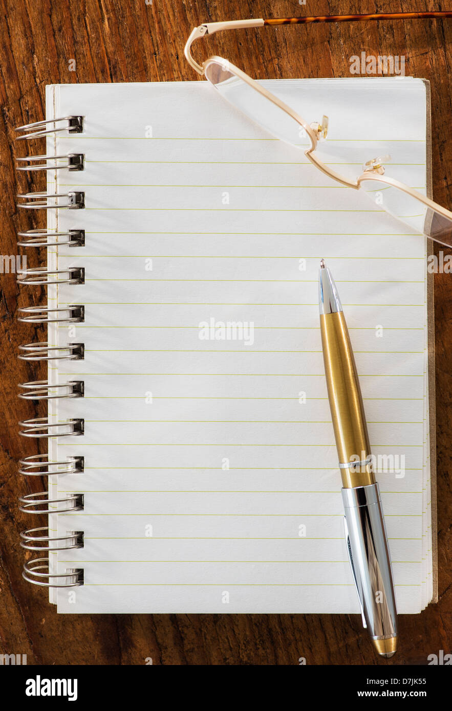 Studio Shot spiralgebundene Notizbuch und Stift Stockfoto