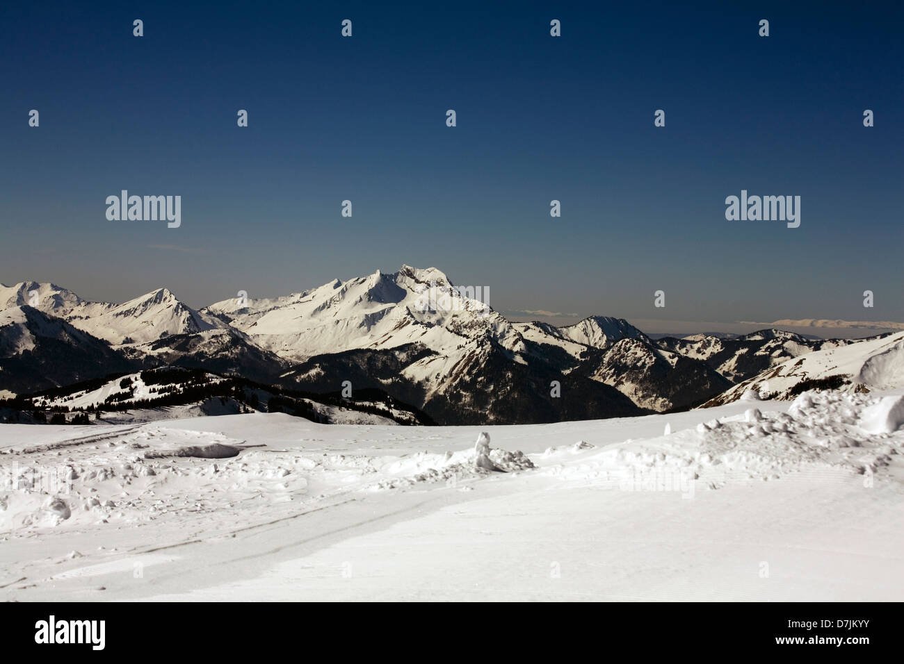 Bergpanorama auf der französisch-schweizerischen Grenze in der Nähe von Avoriaz Portes du Soleil Morzine-Haute-Savoie-Frankreich Stockfoto