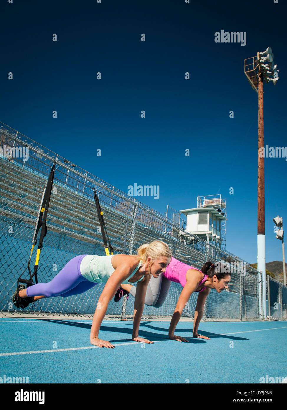 USA, California, Los Angeles, zwei Frauen mit Widerstand Band während des Trainings Stockfoto