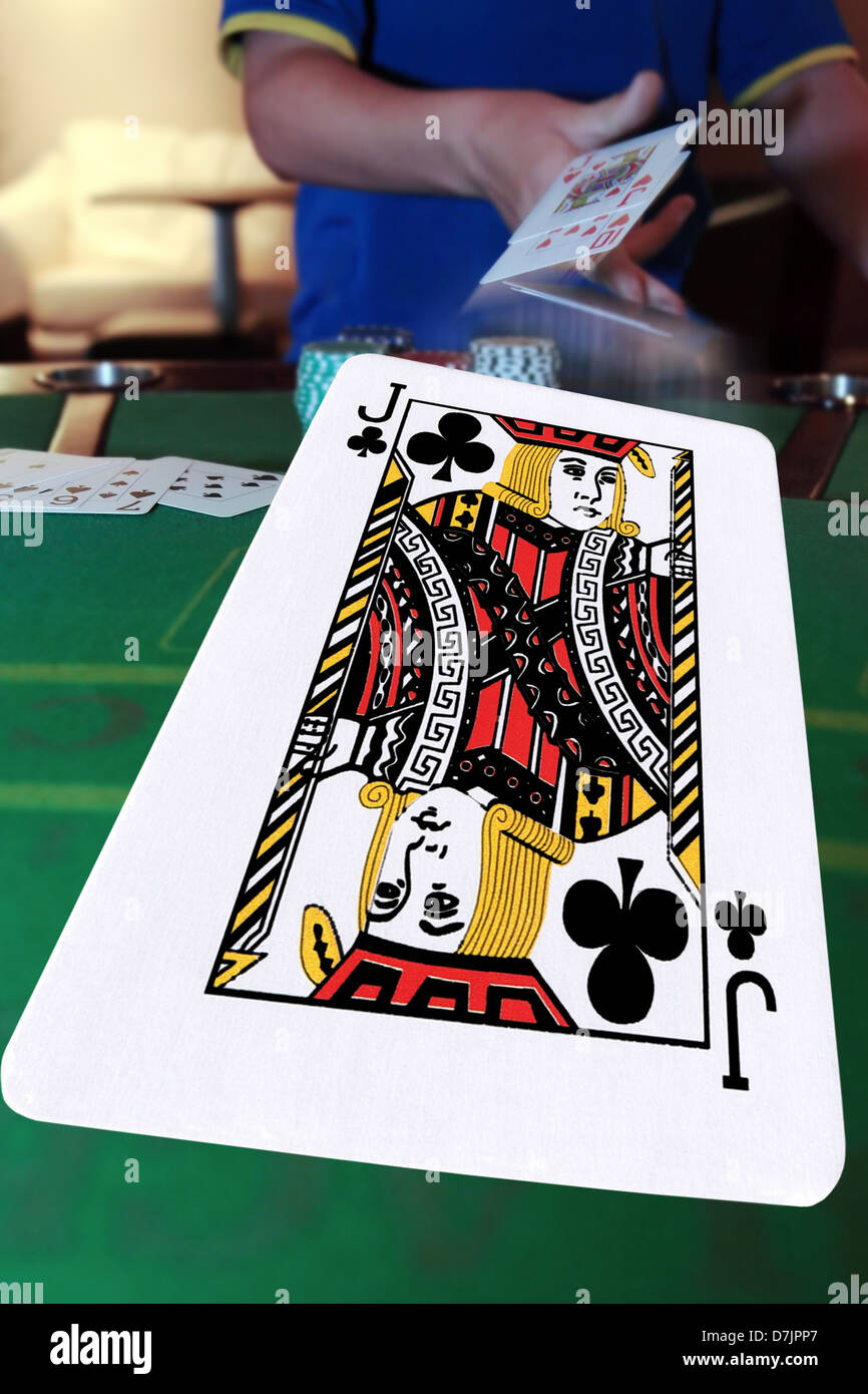 Pokerspieler werfen in Karten mit der Buchse der Clubs im Vordergrund Stockfoto