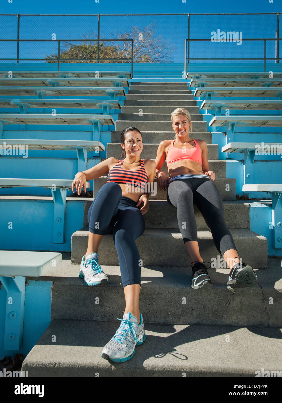 USA, California, Los Angeles, erholsamen zwei Frauen am Sportplatz Stockfoto