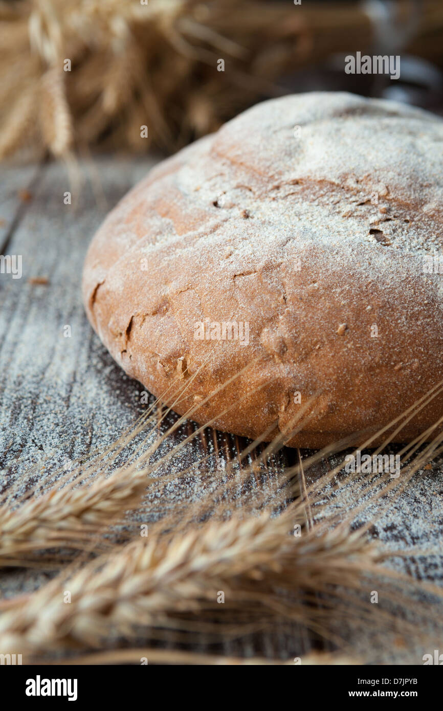 Runde Laib Korn Brot und Weizen Ohren, gesunde Ernährung Stockfoto