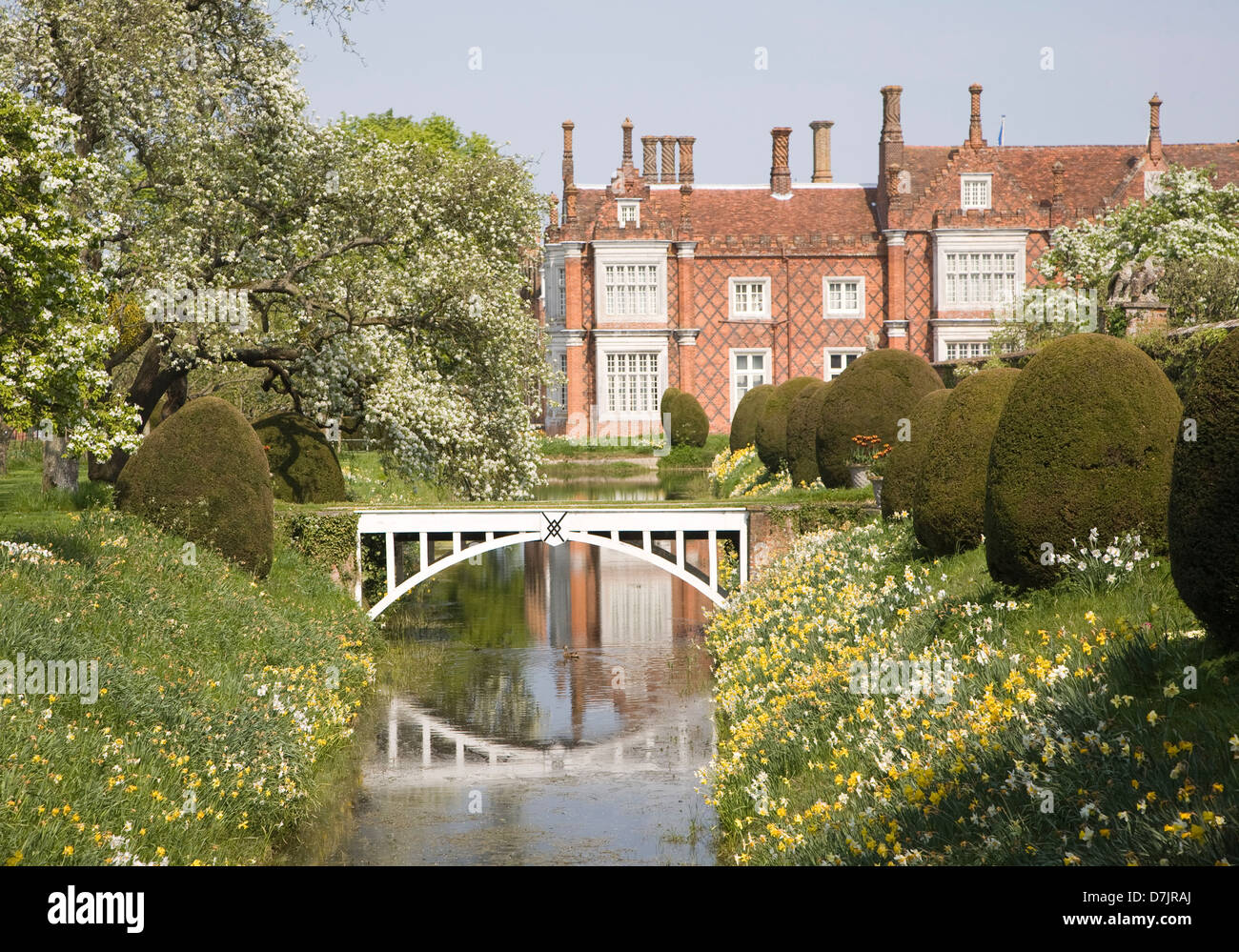 Brücke über den Bach in Helmingham Hall Gardens, Suffolk, England Stockfoto