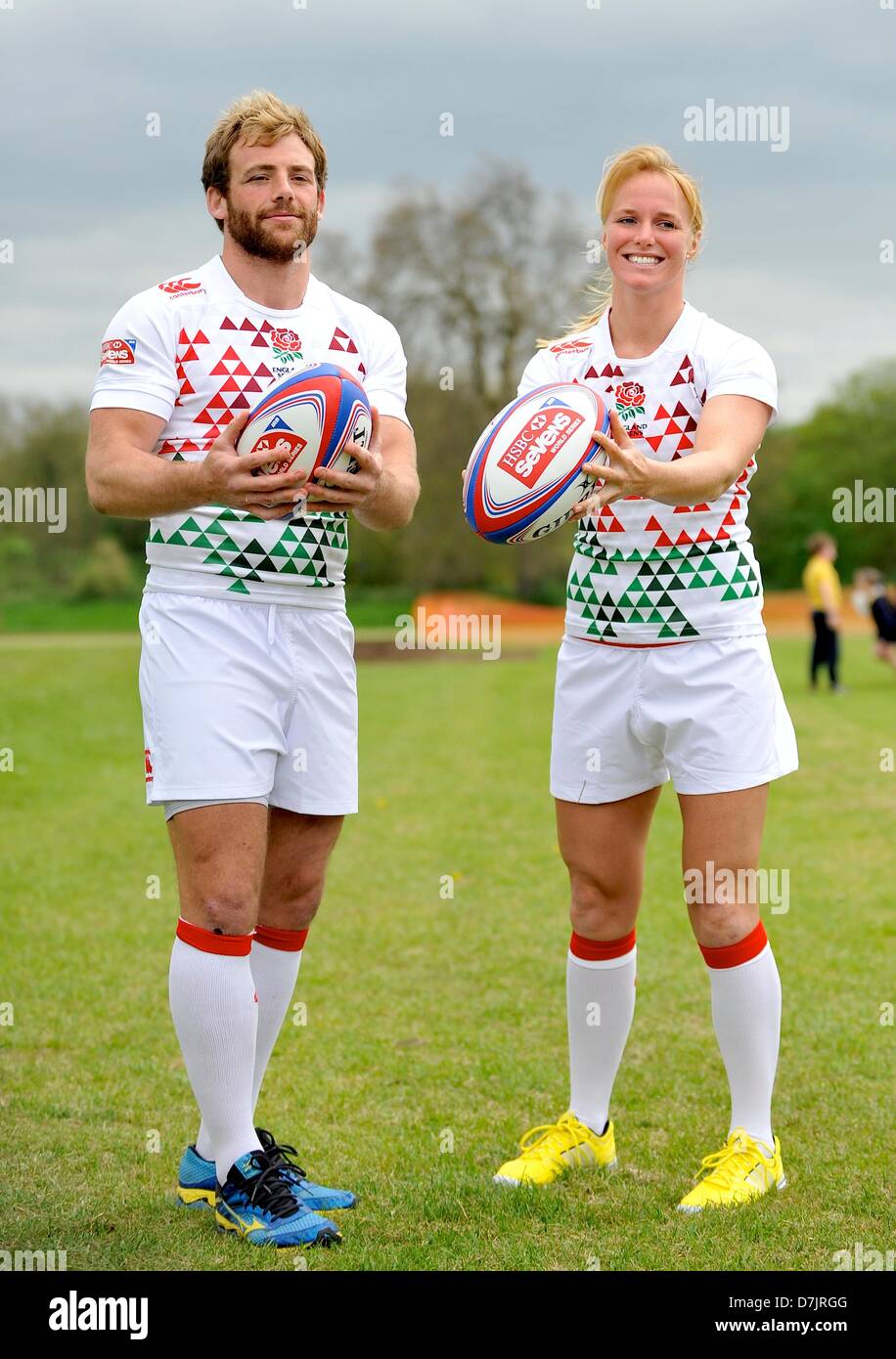 Barnes, London, UK. 8. Mai 2013.  Herren Siebener Kapitän Rob Vickerman und Ladies Siebener Kapitän Michaela Staniford England Pose für ein Foto während der Foto-Shooting für den Start des Marriott London Sevens auf der London-Marathon-Pavillon, Barn Elms Spielfelder auf 8. Mai 2013 in Barnes, England. Alamy Live-Nachrichten Stockfoto