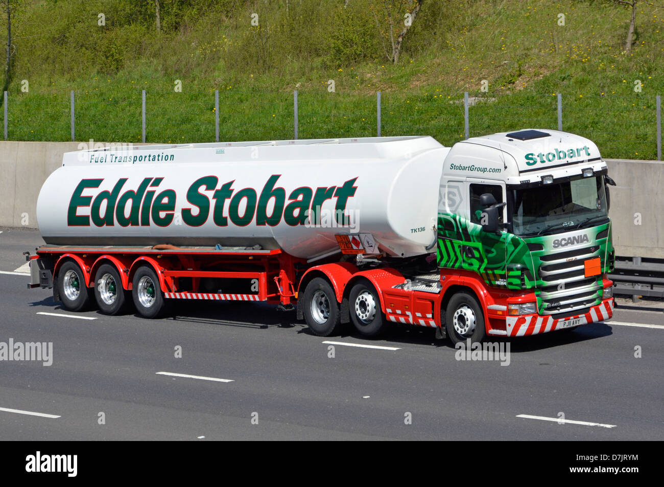 Benzintanker Knickgelenkwagen und lkw-Transportfahrzeug Scania LKW,  betrieben von Spediteur Eddie Stobart, der auf der M25 London Orbital  Highway Road UK fährt Stockfotografie - Alamy