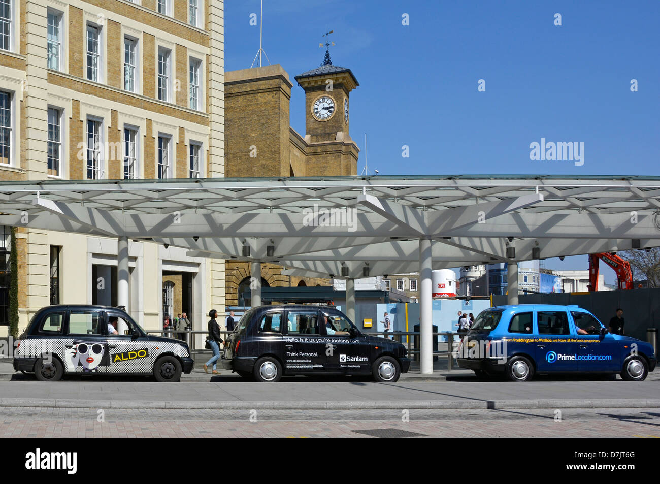 Kings Cross Bahnhof Bahnhof Taxistand zeigt Werbung auf Seite des Taxis Stockfoto