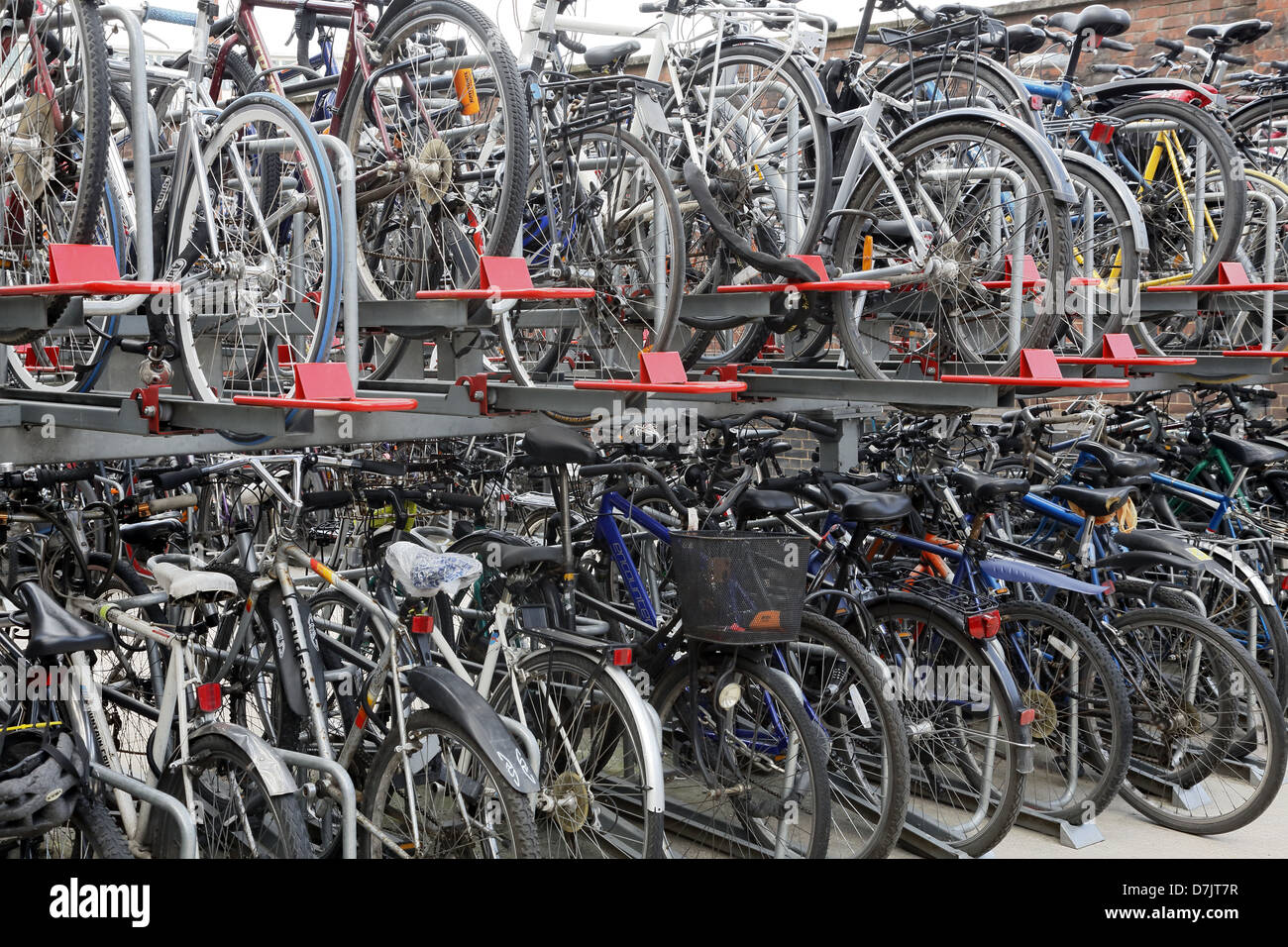 Doppeldecker-Bike racks außerhalb der Waterloo Station. Stockfoto