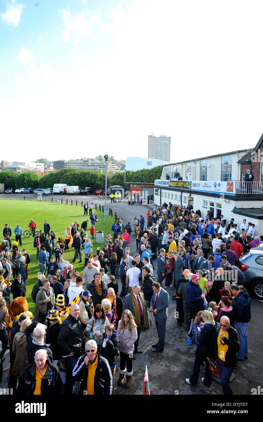 Newport, Wales, UK. 8. Mai 2013. 080513 Newport County FC feiern ihre Rückkehr in die Football League mit einer Siegesparade auf einem offenen Bus durch die Stadt Newport Centre. Bildnachweis: Matthew Horwood / Alamy Live News Stockfoto