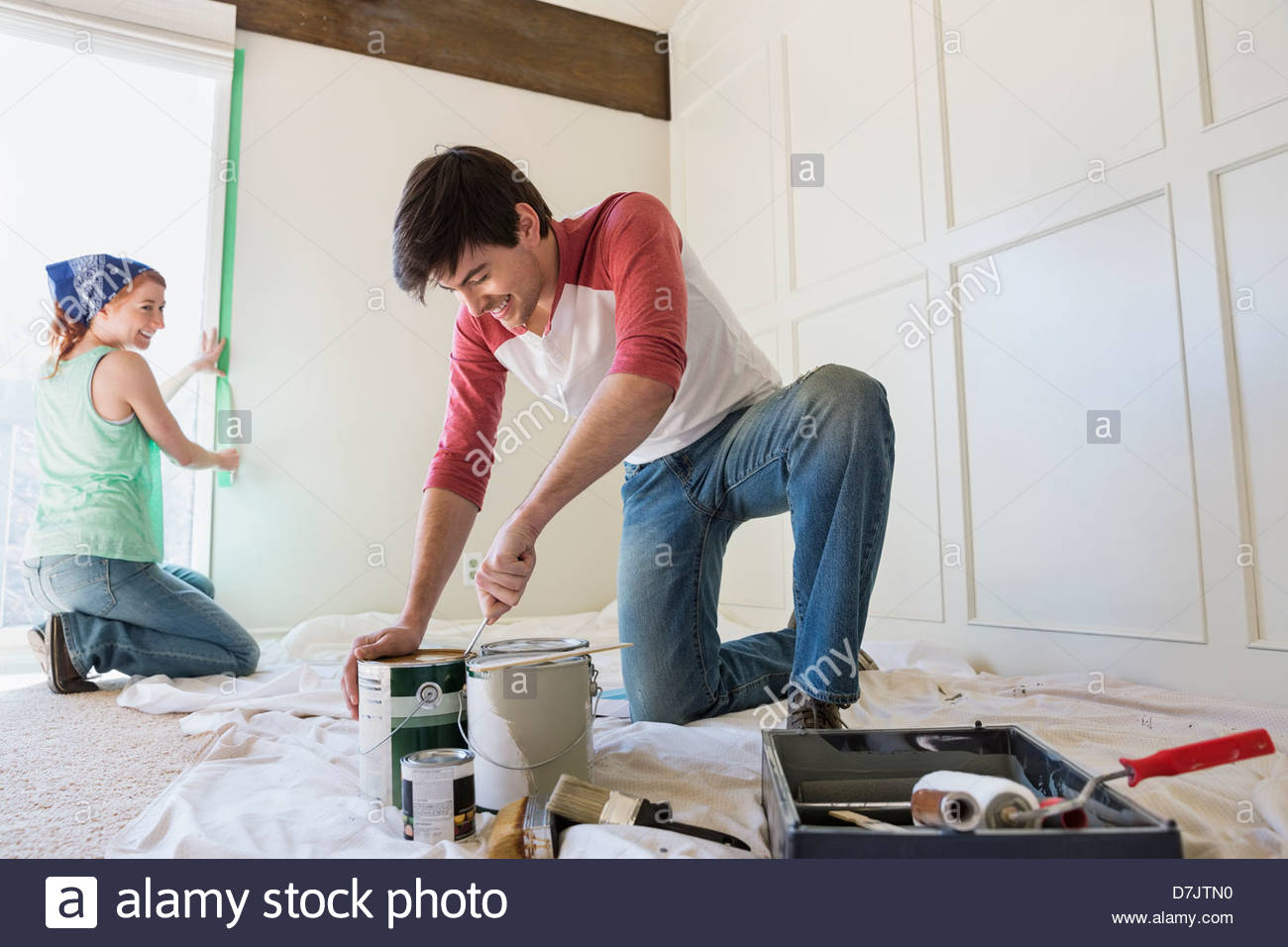 Junges Paar, die Vorbereitung zu Hause malen Stockfoto