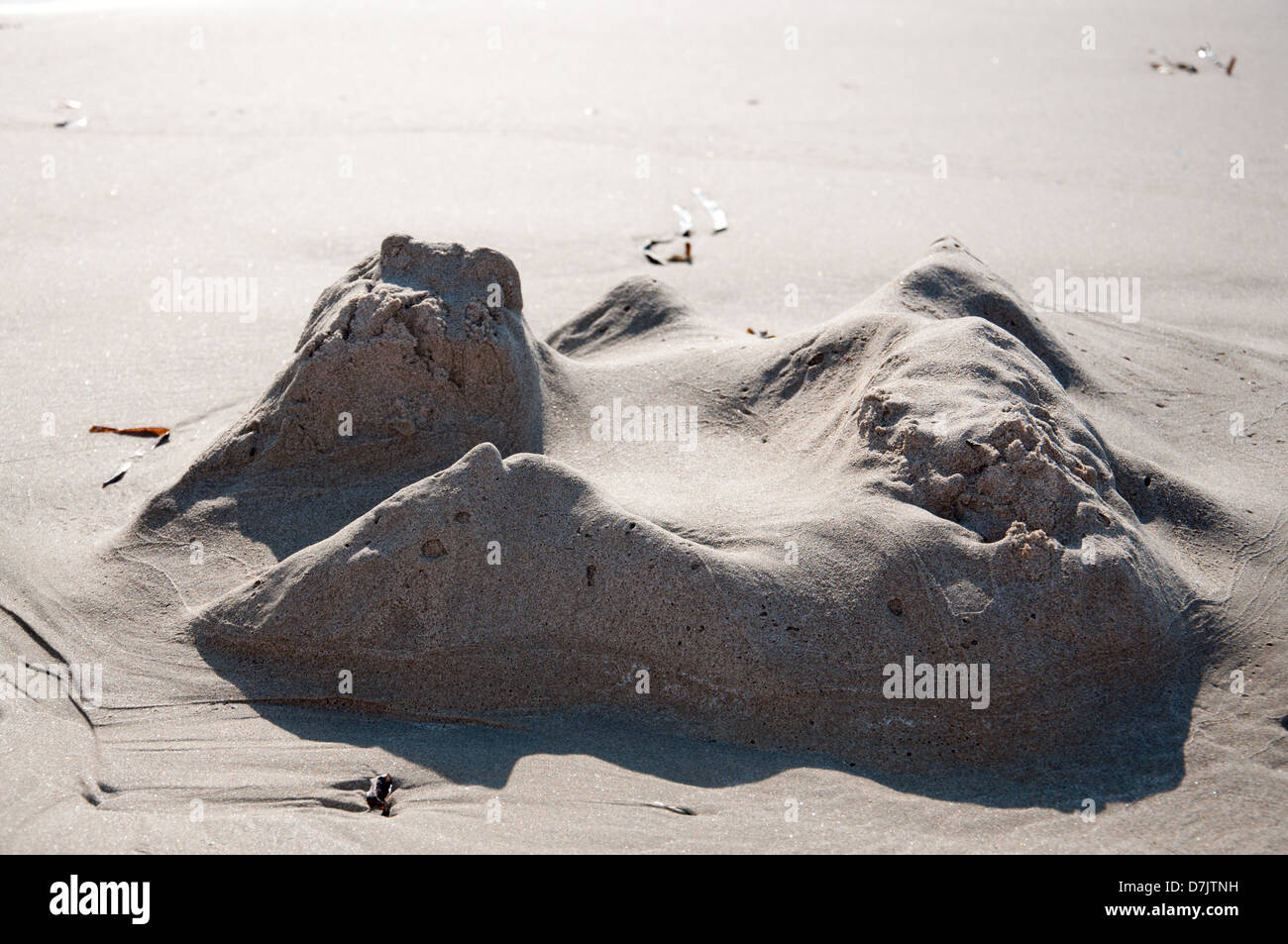 Die gestrige Sandburg verschwinden nach Welle Erosion. Stockfoto