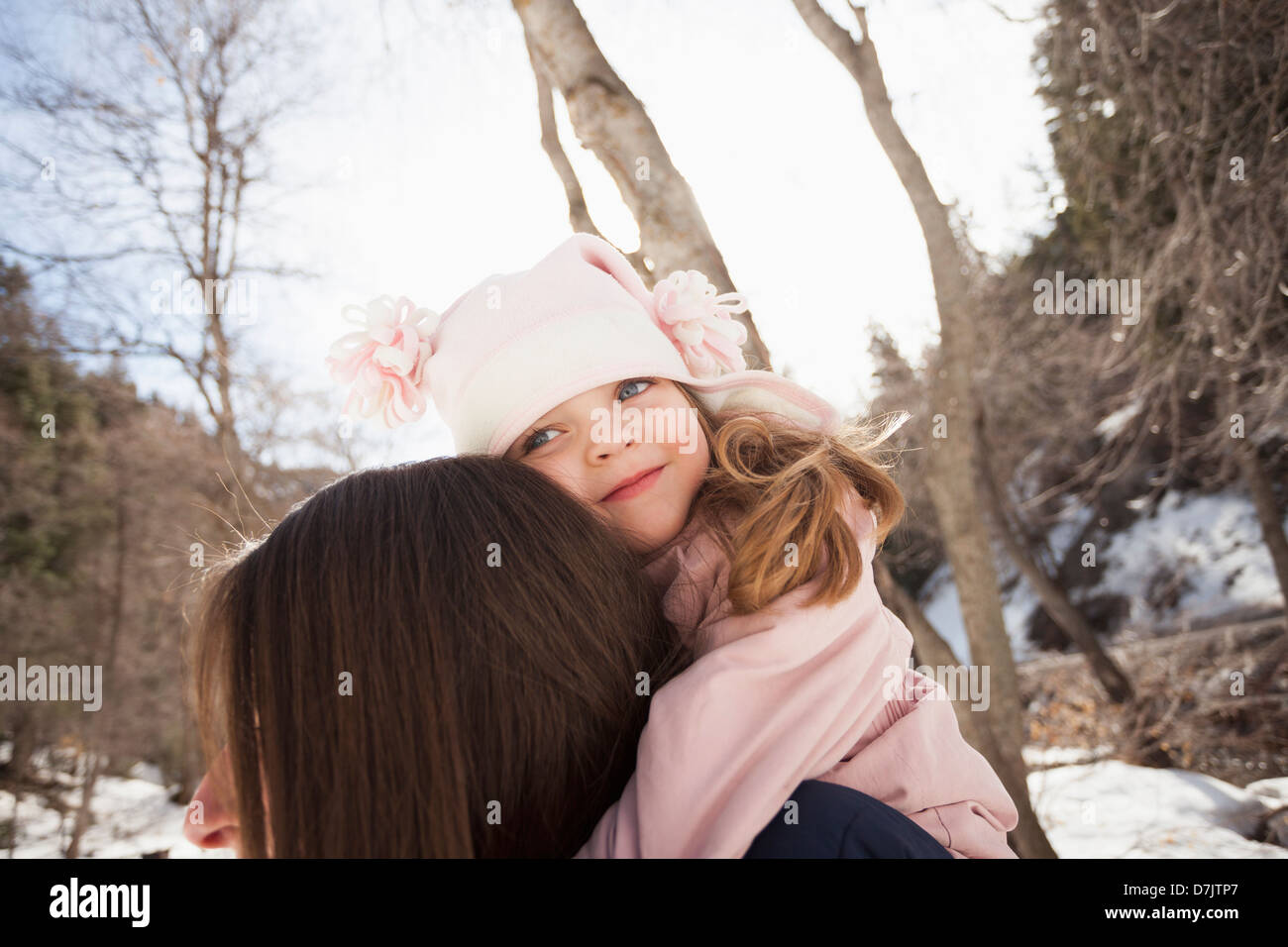 USA, Utah, Highland, Mädchen (2-3) umarmt ihre Mutter Stockfoto
