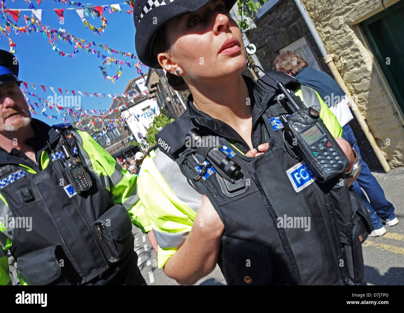 Polizisten im Einsatz in Padstow, Großbritannien Stockfoto