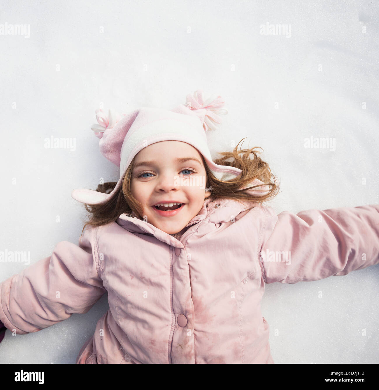 Direkt über dem Porträt eines Mädchens (2-3) auf Schnee liegen Stockfoto