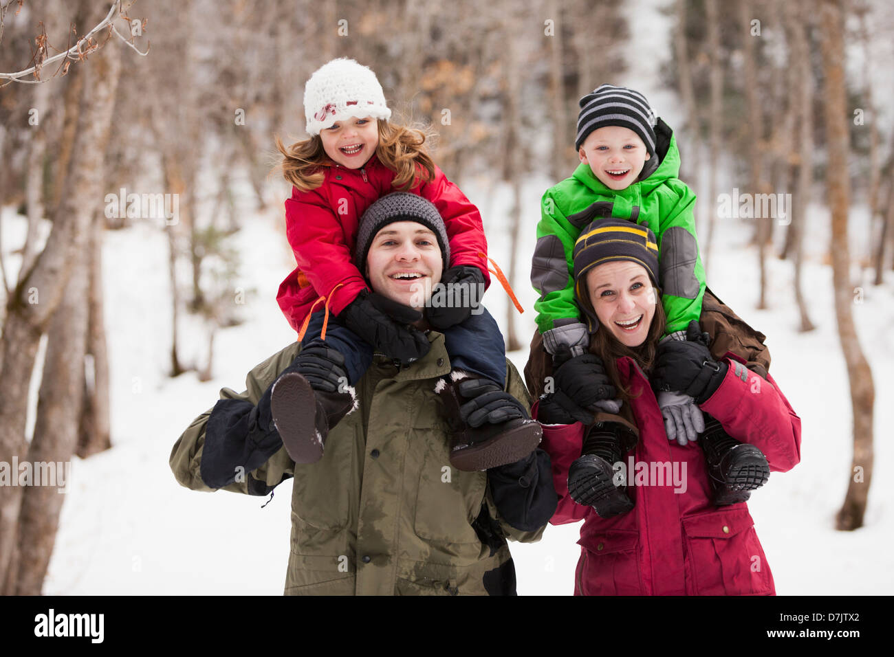 Porträt von Eltern mit Kindern (2-3, 4-5) auf Schultern, Highland, Utah, USA Stockfoto
