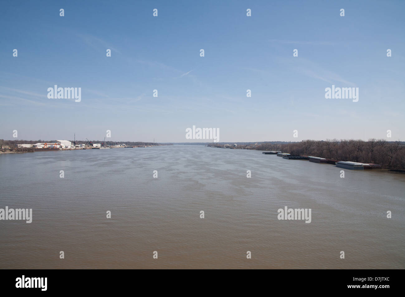 Ohio River mit Kentucky auf der rechten Seite und Indiana auf der linken Seite. Stockfoto