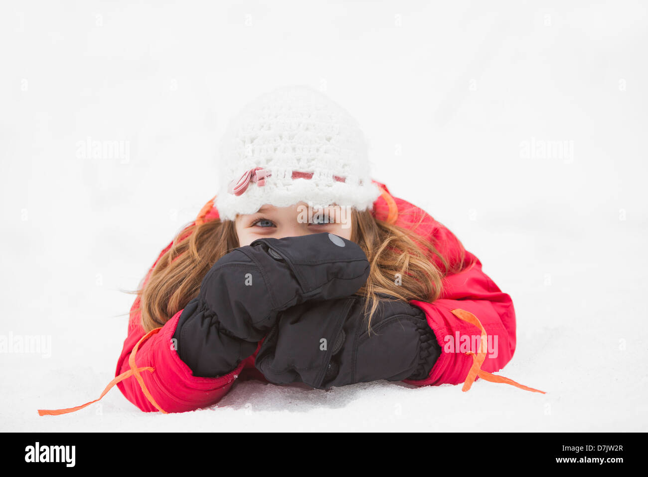 Porträt eines Mädchens (2-3) auf Schnee liegen Stockfoto