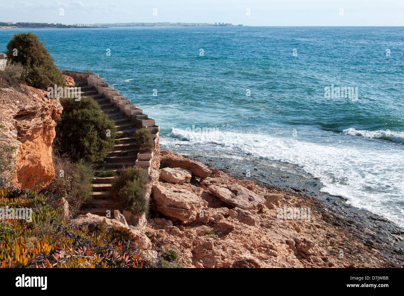 Treppe auf einer Klippe entlang des Mittelmeers. Stockfoto