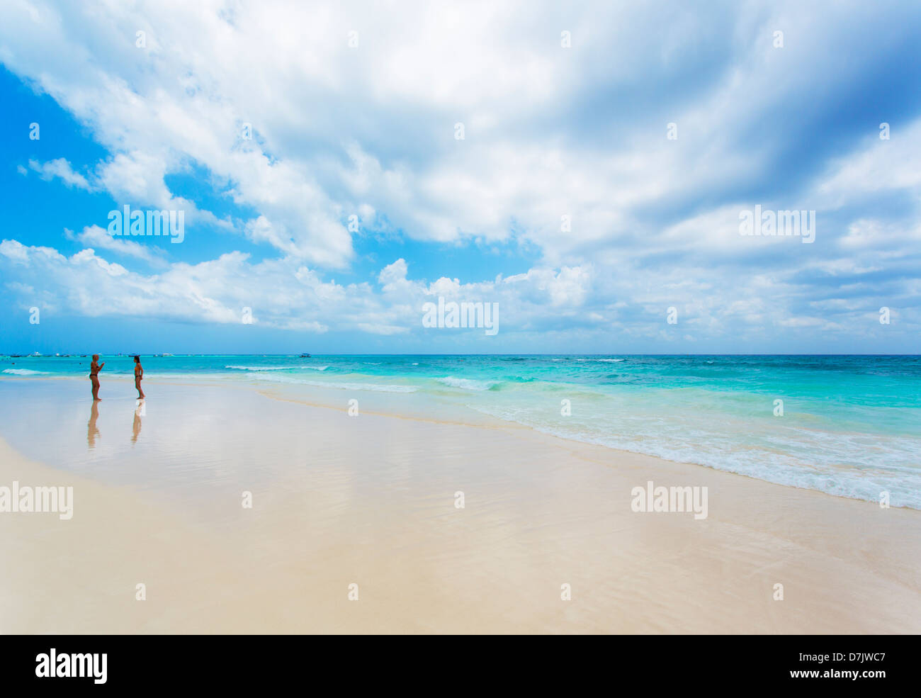 Weitwinkel-Blick auf einen Strand mit zwei jungen Frauen Stockfoto