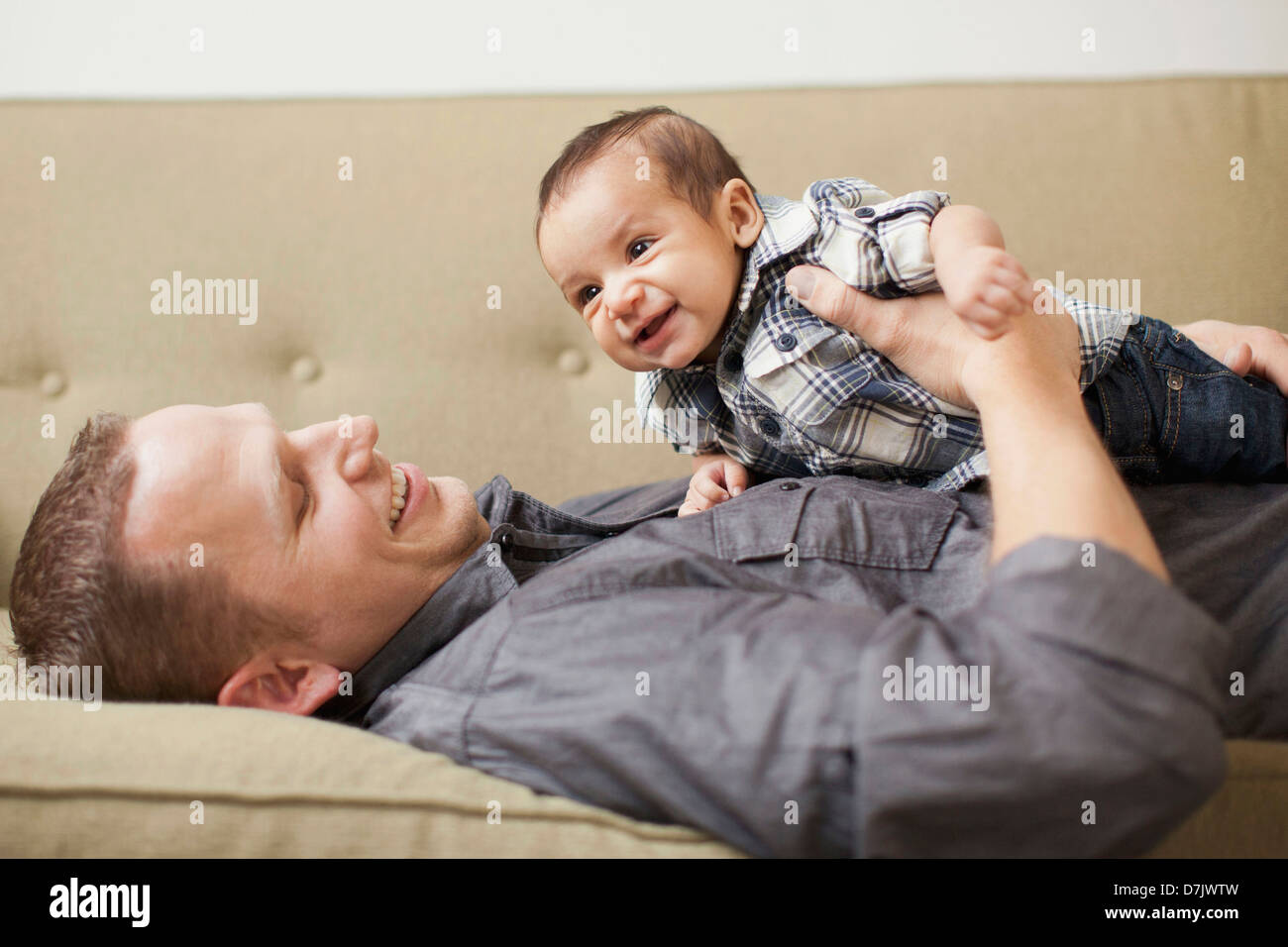Vater mit seinem Sohn (2-5months) Stockfoto