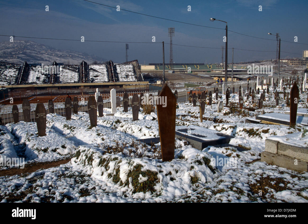 Sarajevo Bosnien muslimische Gräber gegenüber Kosovo-Stadion/Zetra Hall - ethnische Säuberung Stockfoto