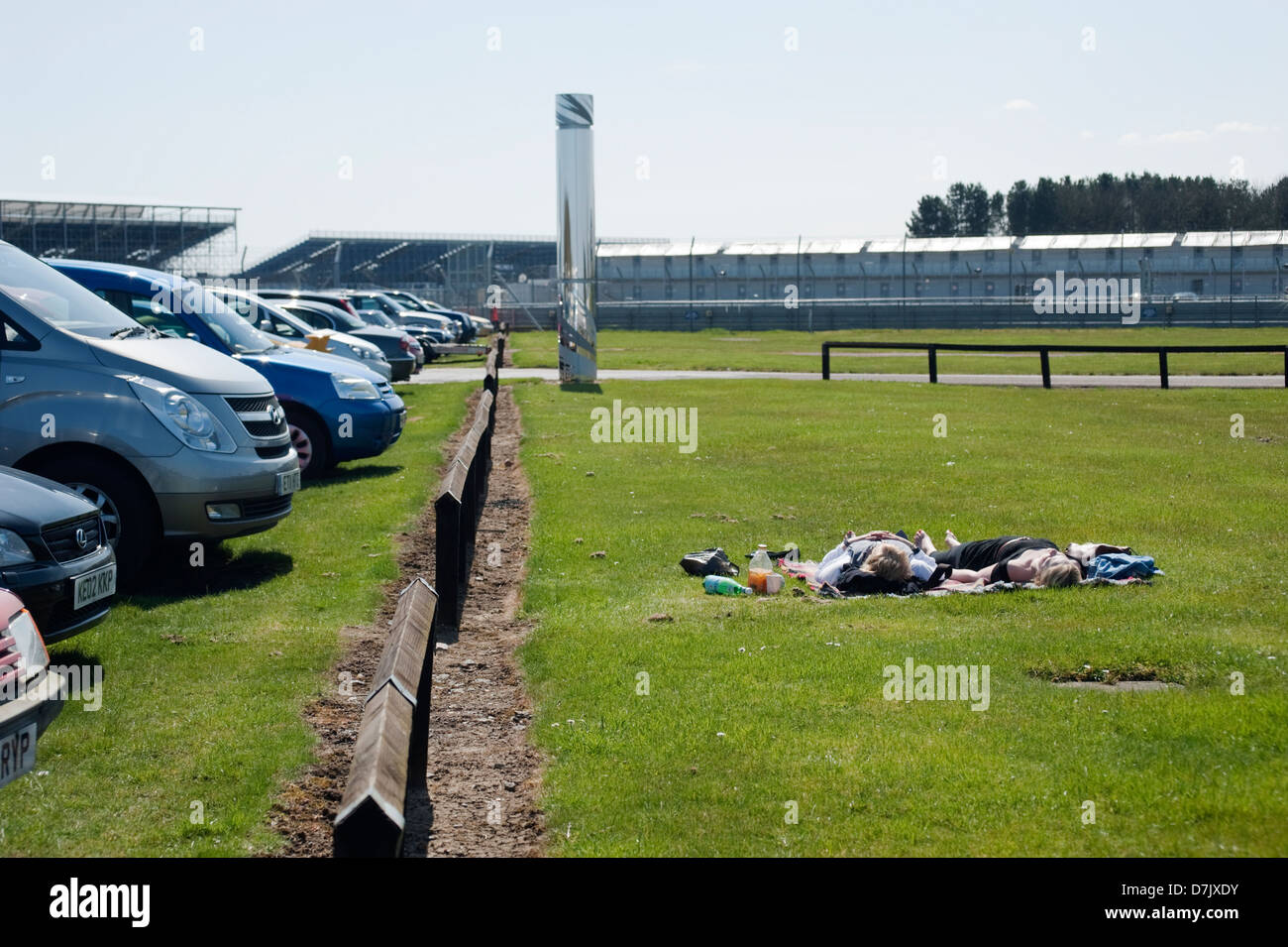 Menschen entspannen am vscc Spring Start Event in Silverstone, Northamptonshire, England, UK. Stockfoto