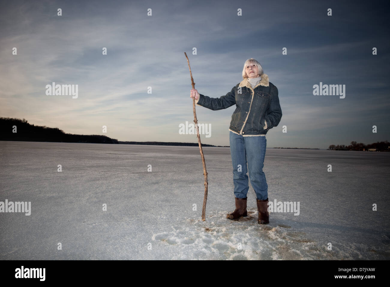 Ökologische Porträt der Frau in ihr 70 ist auf See halten Stock Stock stehend Stockfoto