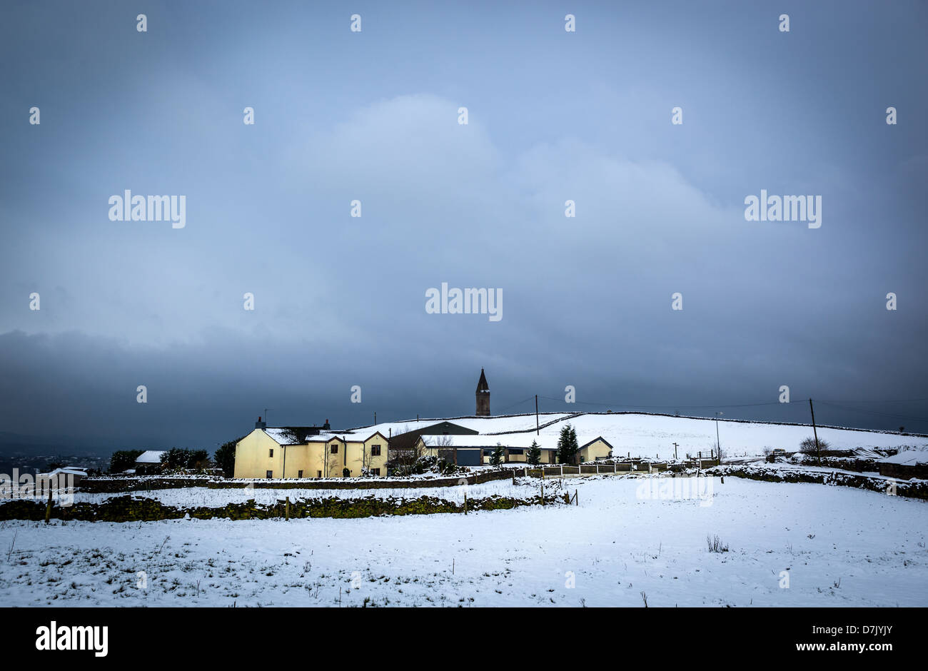 Hartshead Pike ist ein Hügel im Tameside in Greater Manchester, England.Hill ist ganz mit Schnee bedeckt. Stockfoto