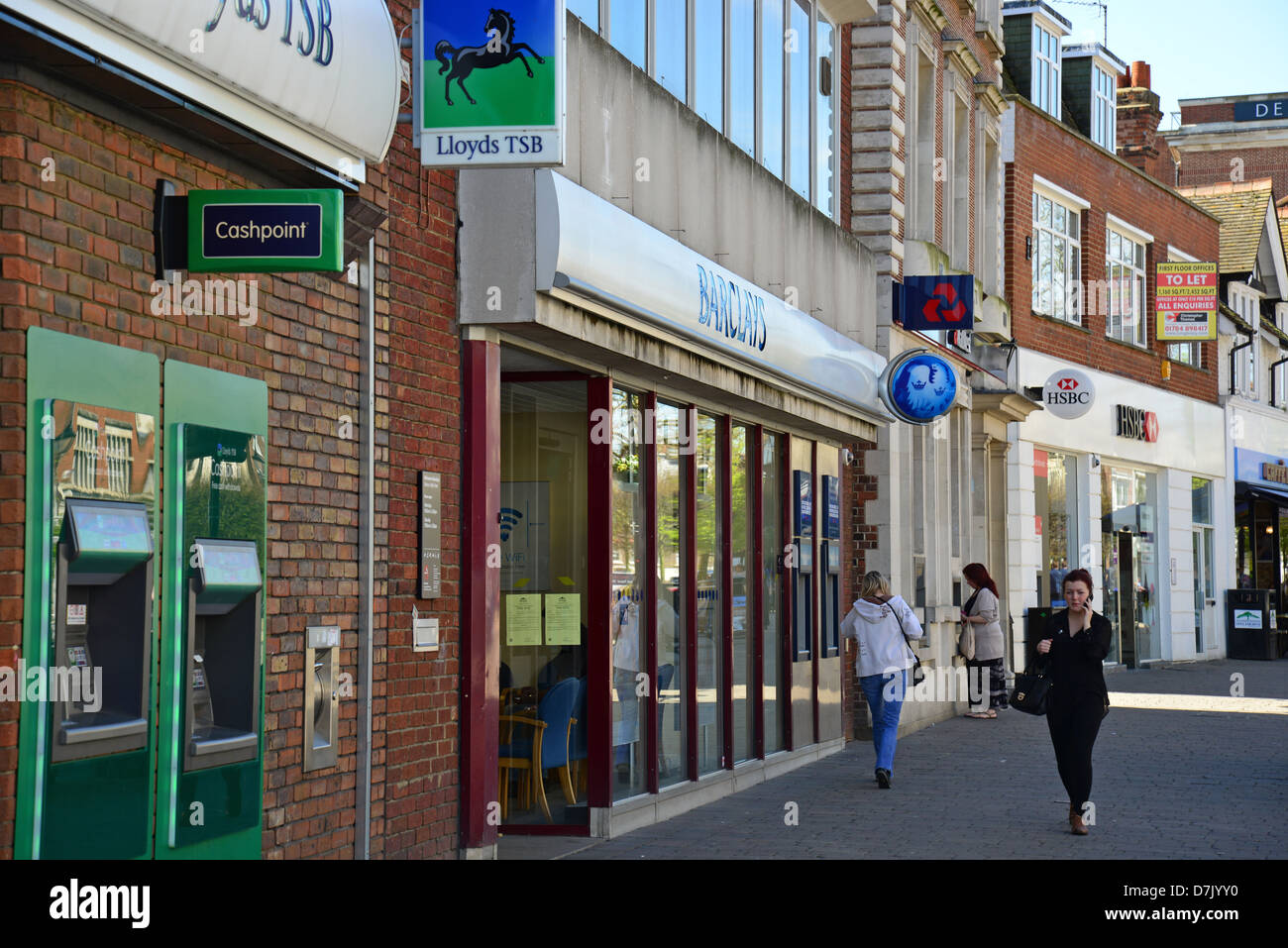 Reihe von Retail Banken, High Street, Staines-upon-Thames, Surrey, England, Vereinigtes Königreich Stockfoto