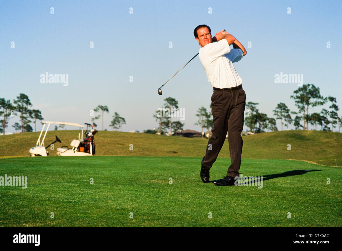 Männlichen Golfer schlagen Ball, Miami Stockfoto