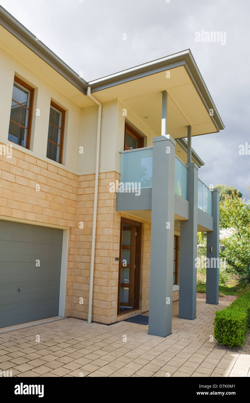 Typische Fassade eines modernen australischen Hauses am Mittag Stockfoto