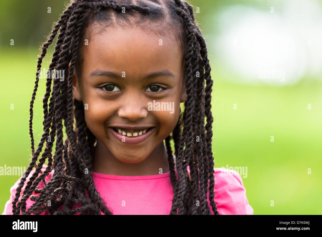 Im freien schließen Porträt von einem netten junge schwarze Mädchen lächelnd - afrikanische Bevölkerung Stockfoto