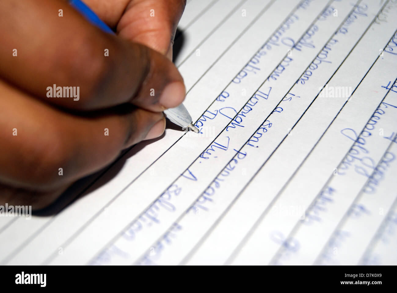 Schüler schreiben in Projekt Hinweis Buch mit blauen Stift für Prüfung, College Girl Hand schreiben und Stift Fokusansicht Stockfoto