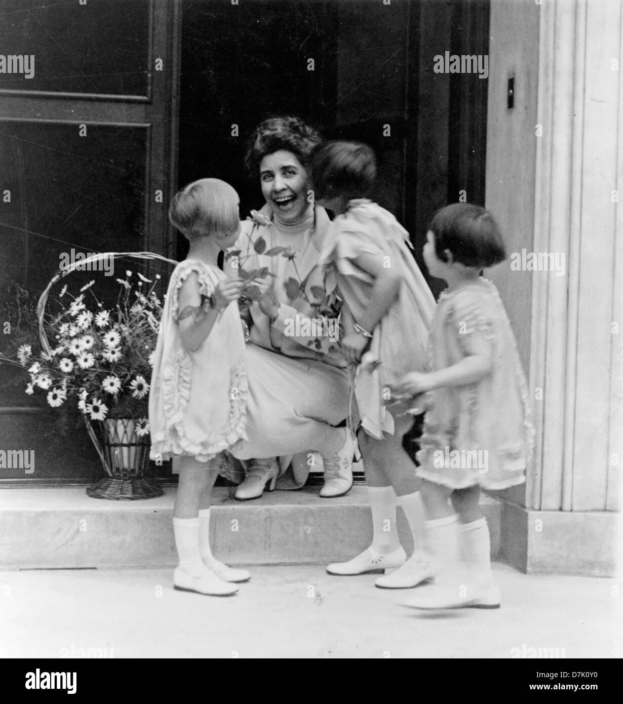 Mrs Coolidge bekommt einen Korb mit Blumen und einen Kuss, May Day Feier, 1927 Stockfoto
