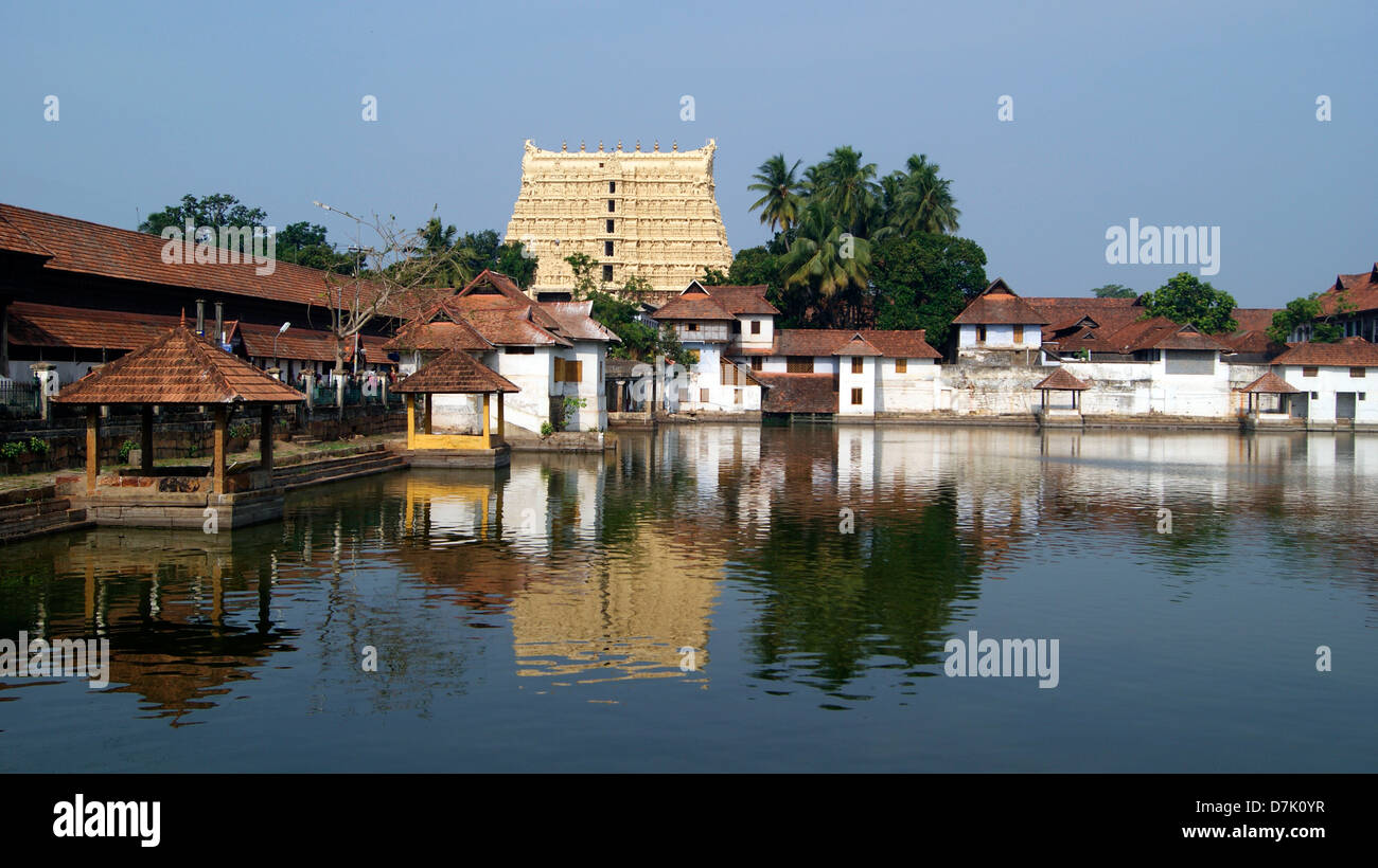 Sri Padmanabhaswamy Tempel und Landschaft Reflexion weiten Blick im Teich Tempel in Trivandrum Stadt Kerala Indien (Richest Tempel) Stockfoto