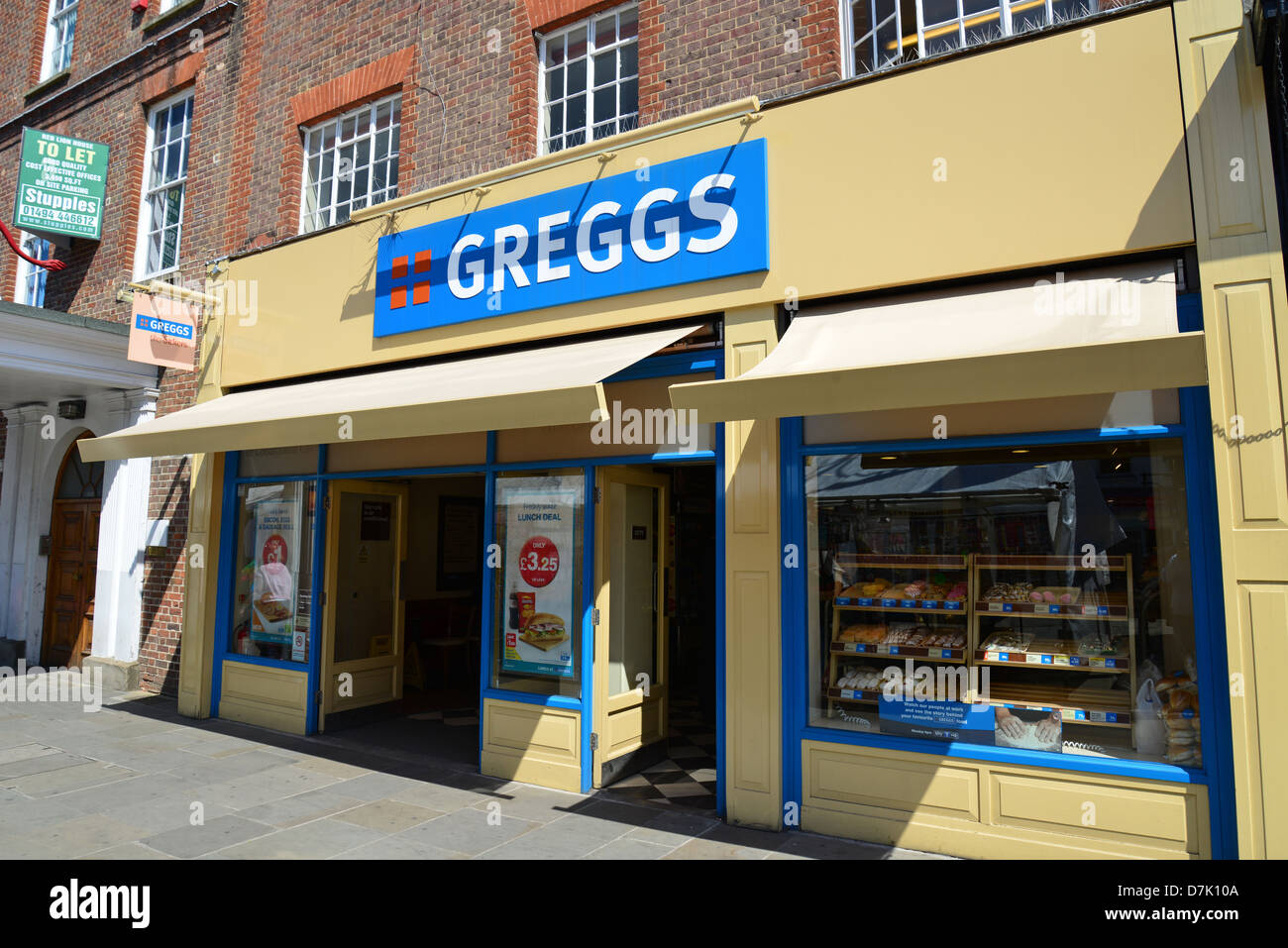 Greggs Bäckerei Shop, High Street, High Wycombe, Buckinghamshire, England, Vereinigtes Königreich Stockfoto