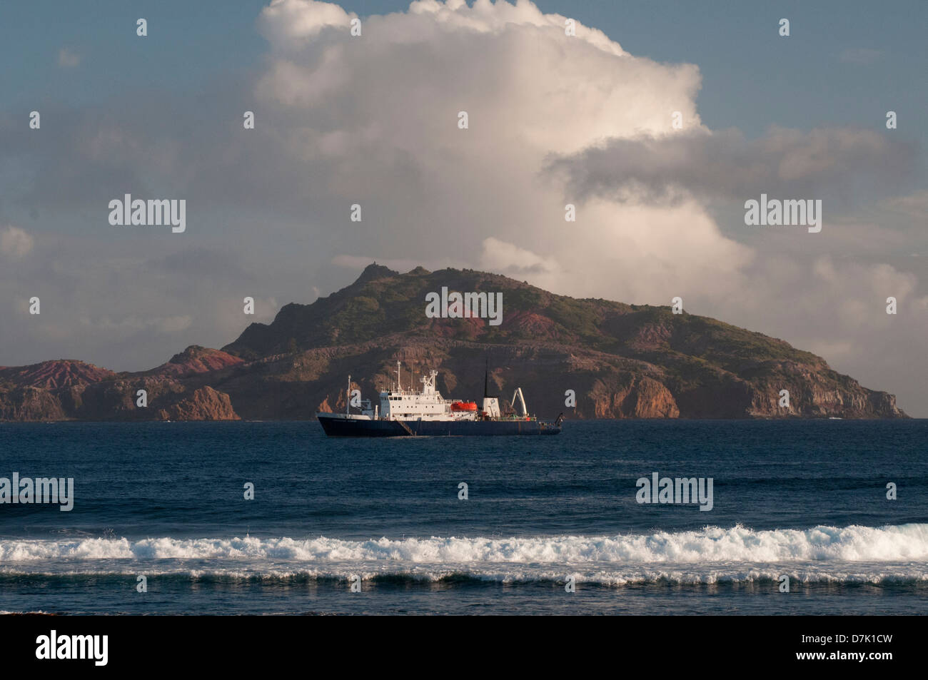 Expedition-Kreuzfahrtschiff "Geist der Enderby" aus Kingston, Norfolk-Insel. Philip Island liegt jenseits. Stockfoto