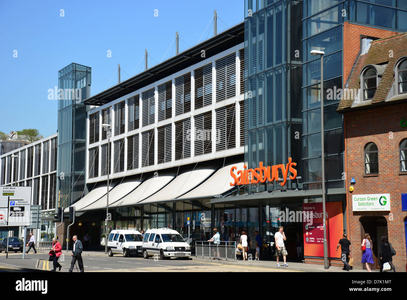 Eingang zum Sainsbury Supermarkt, Oxford Road, High Wycombe, Buckinghamshire, England, Vereinigtes Königreich Stockfoto