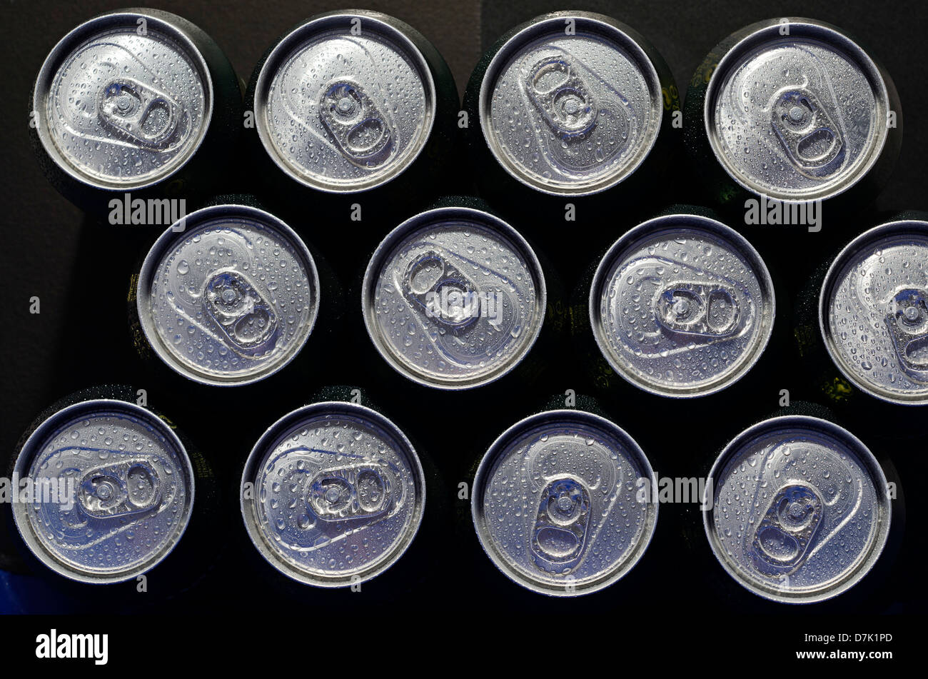 Ein Array von Bierdosen (ungeöffnet) mit Wassertropfen. Stockfoto