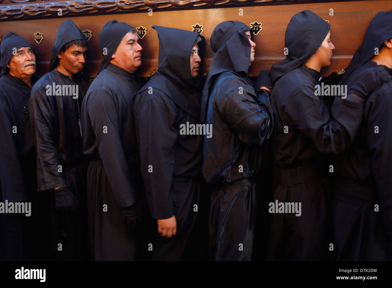 Männer tragen einen Thron während der Semana Santa in La Antigua Guatemala, 29. März 2013. Stockfoto