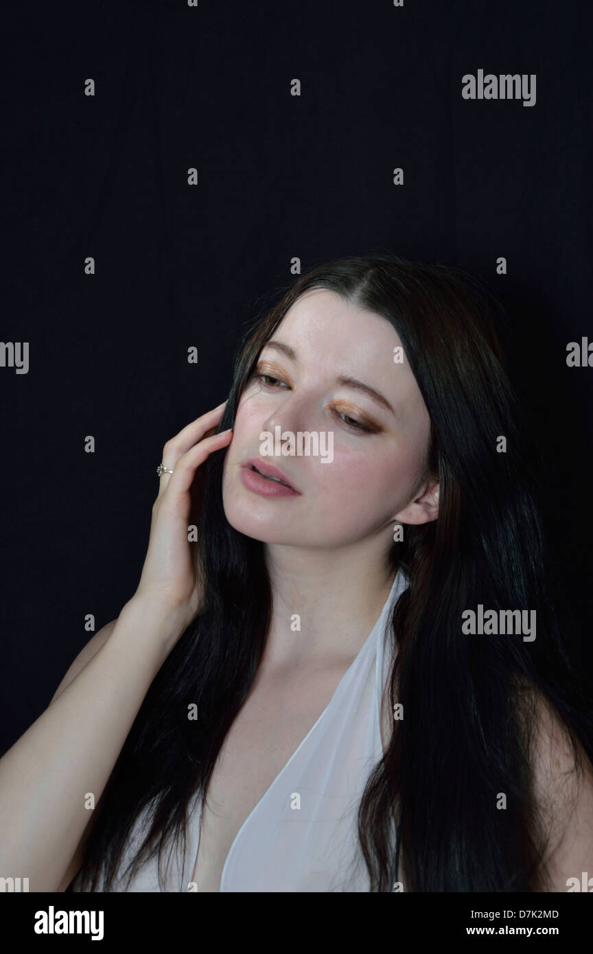 Porträt einer Frau mit langen schwarzen Haaren in ihrer Mitte der zwanziger Jahre Stockfoto
