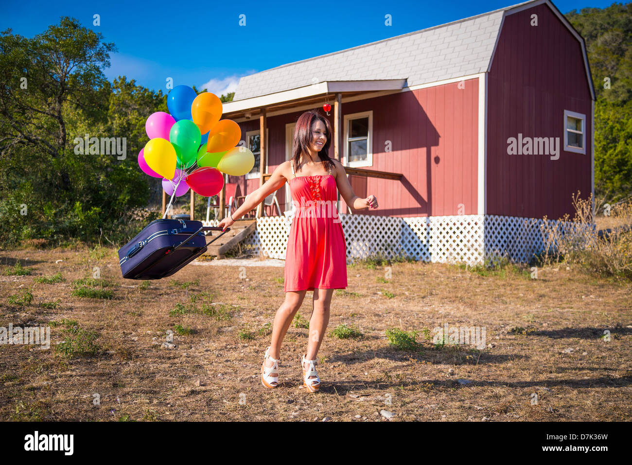 USA, Texas, junge Frau mit Koffer und Ballon Stockfoto