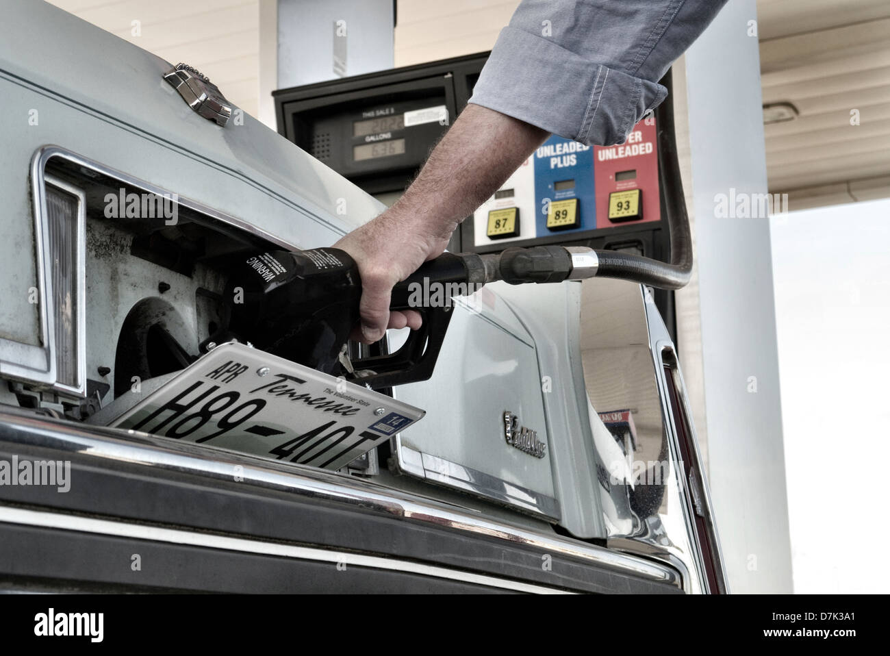 Füllen ein Auto bei einem Cadillac Gas Guzzler an einer Tankstelle in den USA Stockfoto