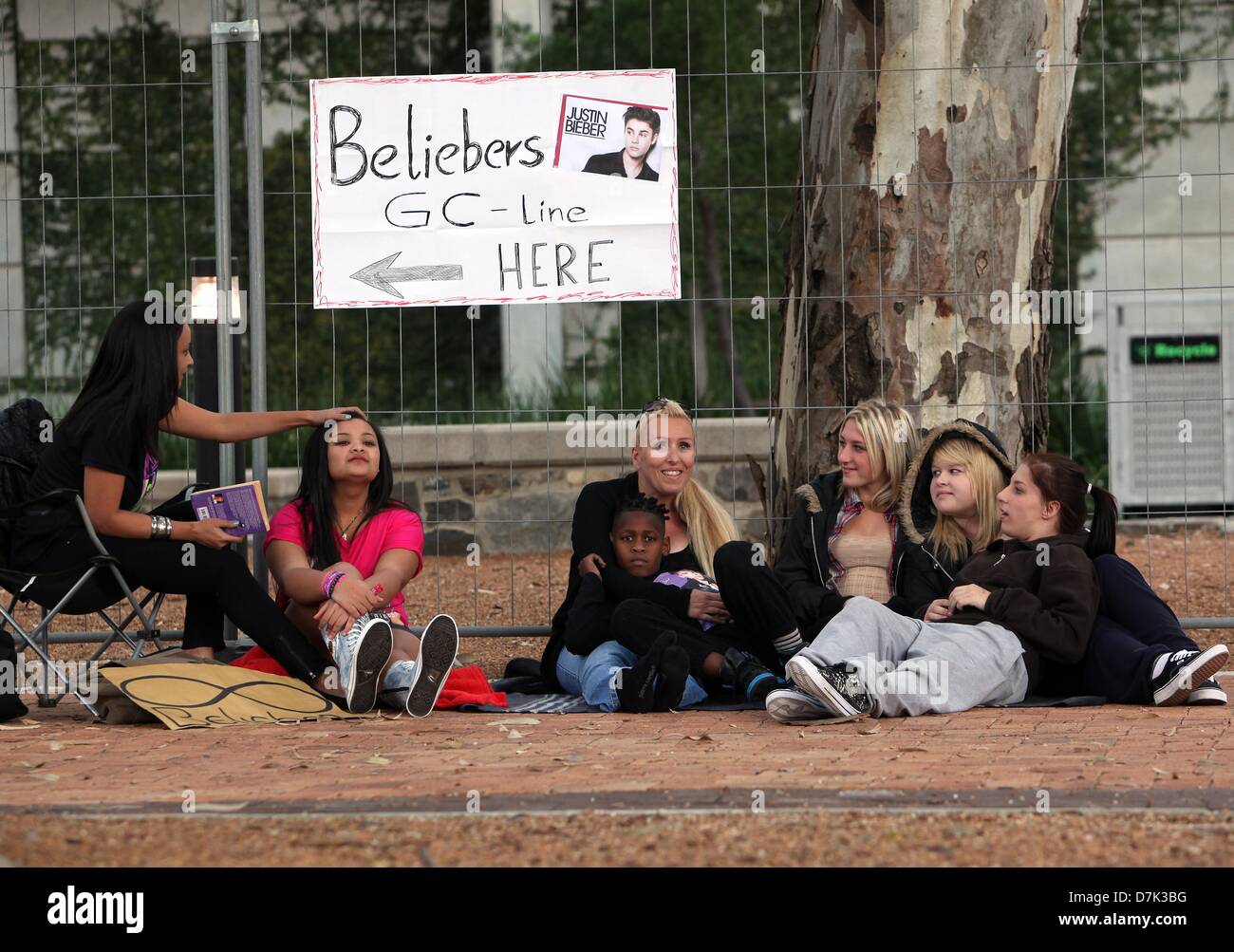 Cape Town, Südafrika. 7. Mai 2013. "Belibers" bereits in der Linie außerhalb Cape Town Stadium für das Justin Bieber Konzert am 7. Mai in Cape Town, Südafrika. Fans sind camping, außerhalb des Stadions um sicherzustellen, dass sie eine erstklassige Lage für das Konzert. (Foto von Gallo Images / Zeit / Esa Alexander/Alamy Live News Stockfoto