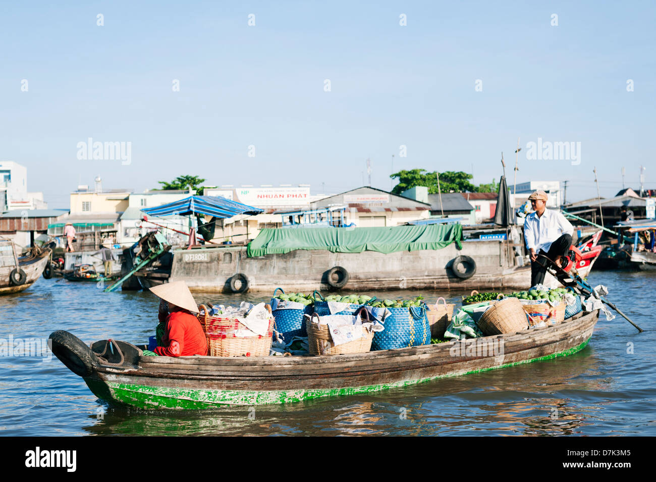 Can Tho, Vietnam - ein Schiff, beladen mit Taschen und Körbe mit Obst auf dem schwimmenden Markt bei Can Tho im Mekong-Delta Stockfoto