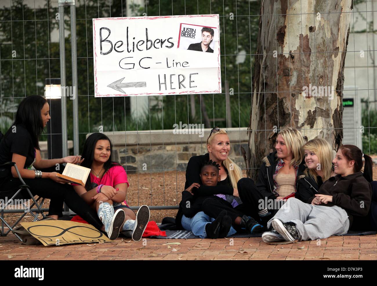 Cape Town, Südafrika. 7. Mai 2013. "Belibers" bereits in der Linie außerhalb Cape Town Stadium für das Justin Bieber Konzert am 7. Mai in Cape Town, Südafrika. Fans sind camping, außerhalb des Stadions um sicherzustellen, dass sie eine erstklassige Lage für das Konzert. (Foto von Gallo Images / Zeit / Esa Alexander/Alamy Live News Stockfoto