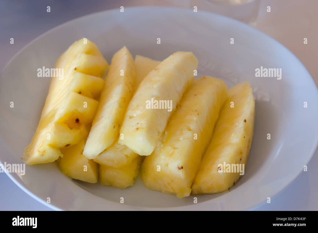 frische Ananasstücke auf Teller hautnah Stockfoto