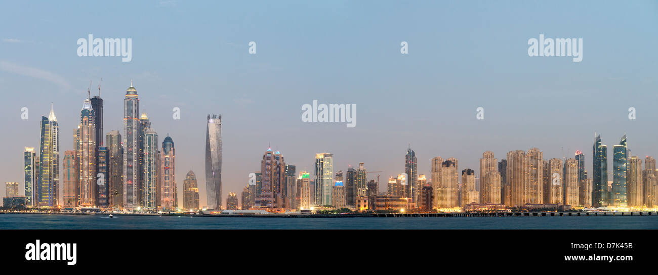 Abenddämmerung Skyline Panorama Apartment-Hochhäuser am Yachthafen und der Jumeirah Beach Residence (JBR) Dubai Vereinigte Arabische Emirate Stockfoto