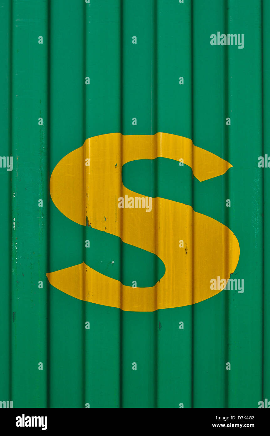Deutschland, gelb gefärbten Buchstaben S auf grün lackierten Behälter Stockfoto
